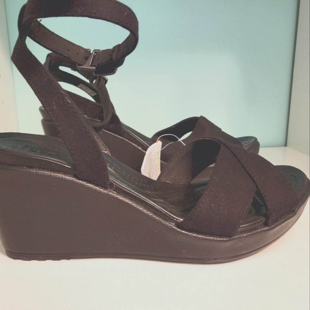 Crocs Leigh ll crossstrap ankle wedges in black size 8